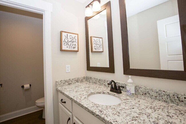 Building Photo - "Charming 4-Bedroom Retreat with Fireplace and 3 Full Baths in Aberdeen!"