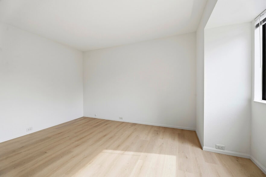 Building Photo - 523 Woodside Oaks