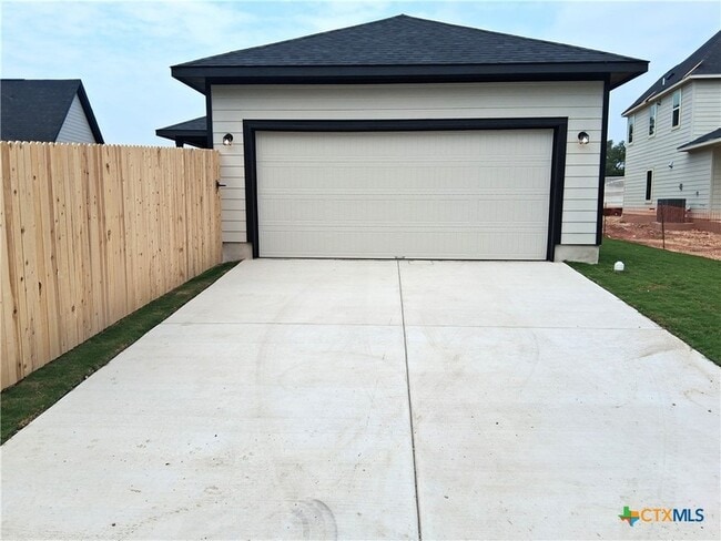 Building Photo - 253 Villars Dr