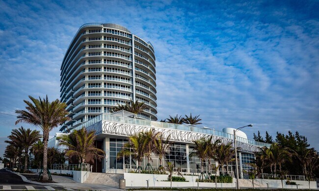 Building Photo - Luxury Beachfront Living at Its Finest – Fully Furnished Condo in Prime Fort Lauderdale Location!