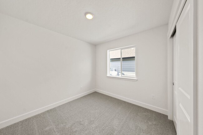 Building Photo - Modern 3 Bed/2 Bath Single-Level Home with Open Living - Redmond