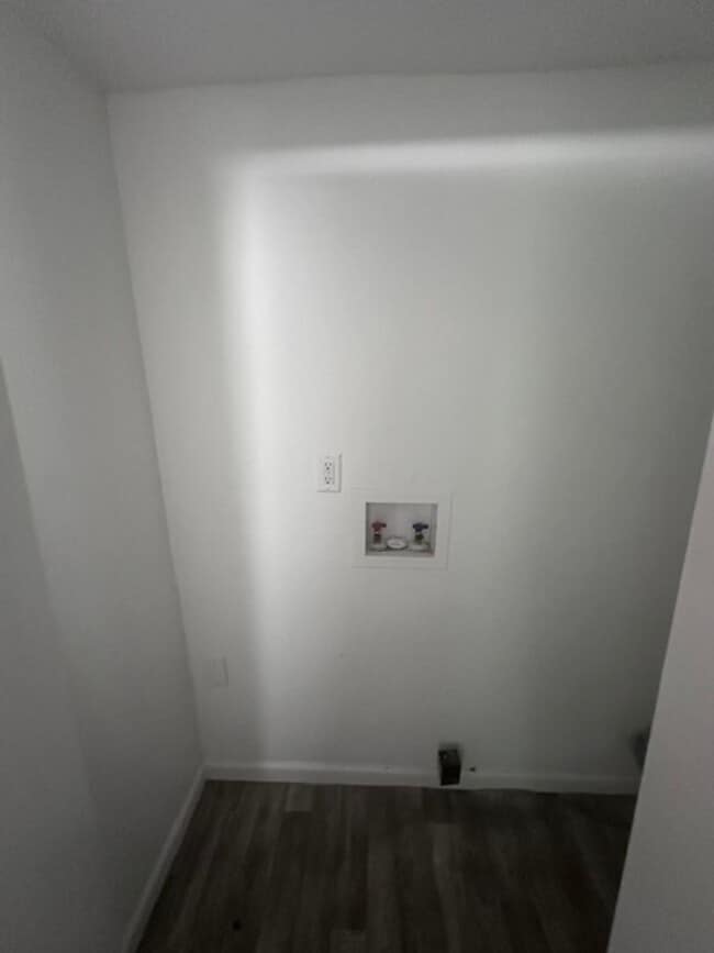 Building Photo - 2 Bed 1 Bath Home