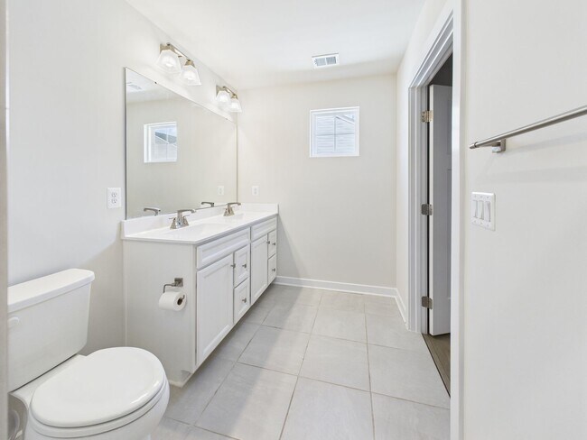 Building Photo - Functional Floorplan, Modern Comfort – Wel...