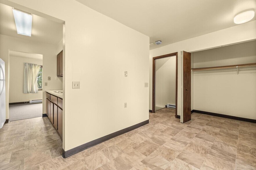 Building Photo - 521 E Grand Ave