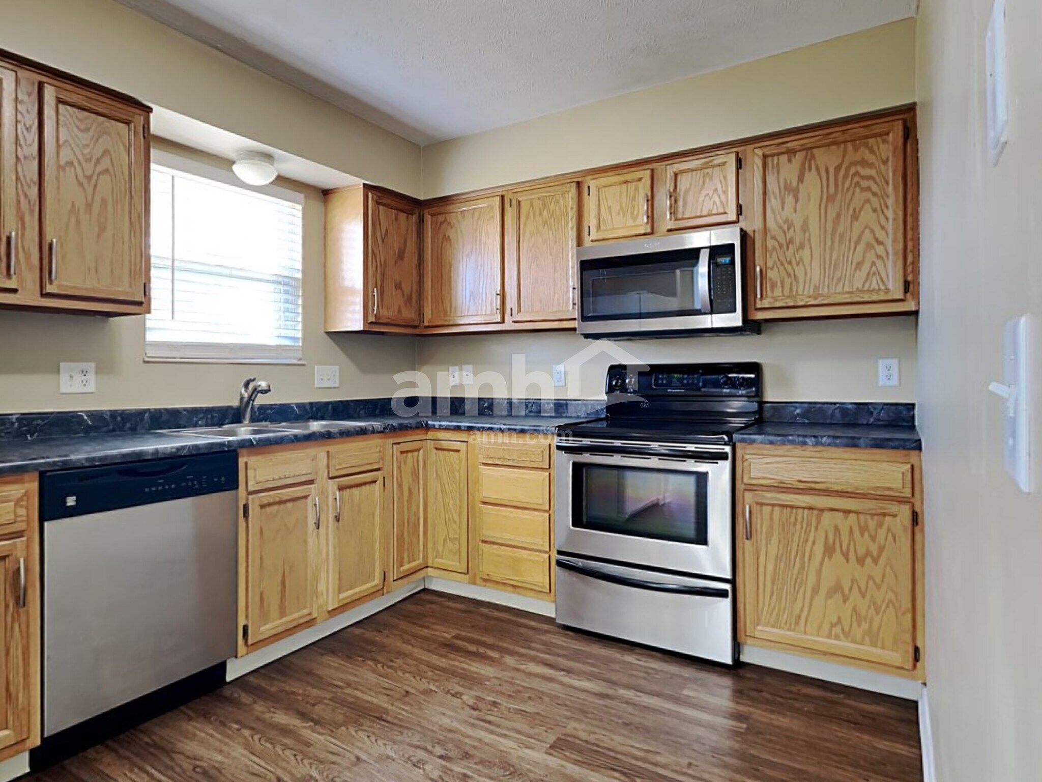 Building Photo - 2025 Apple Knoll Ln