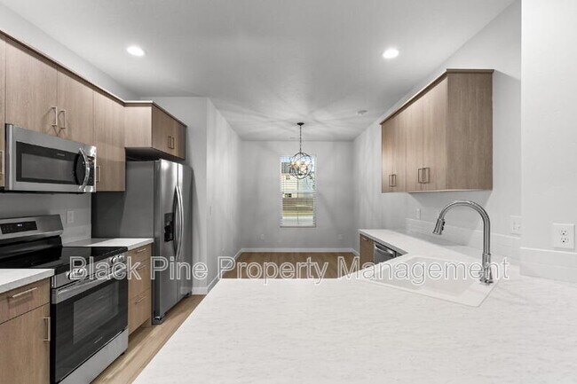 Building Photo - 895 N Aleppo Wy