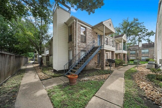 Building Photo - 3900 Woodchase Dr