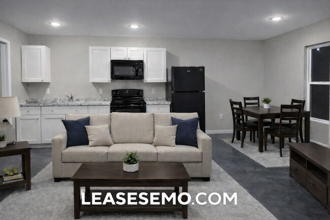 Building Photo - 3 Bedroom, 1.5   Bath Duplex