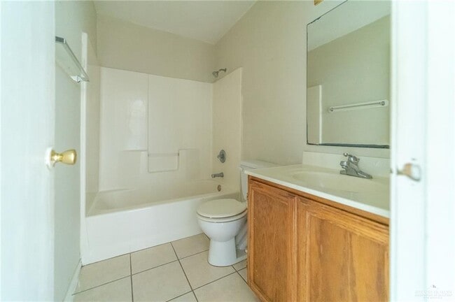 Building Photo - 407 Delia Ave
