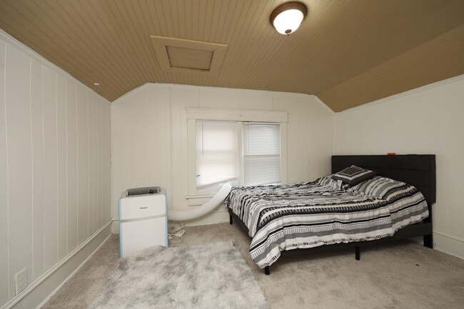 Building Photo - Great corner house in Chapel Hill!