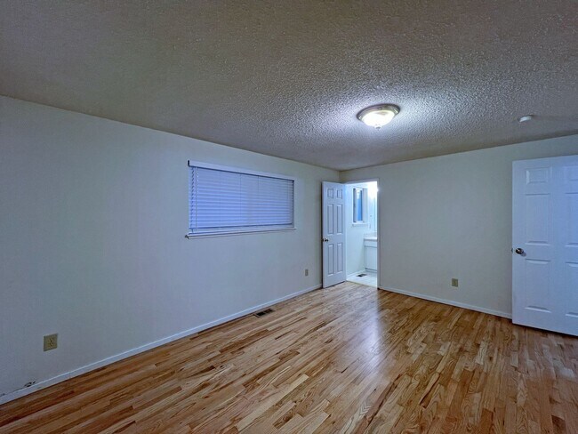 Building Photo - 4 bedroom 2.05 bath rambler on Kent's East...