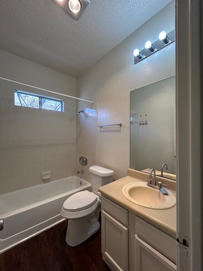 Building Photo - 1113 York Castle Dr