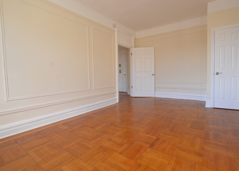 Building Photo - 121 E 38th St