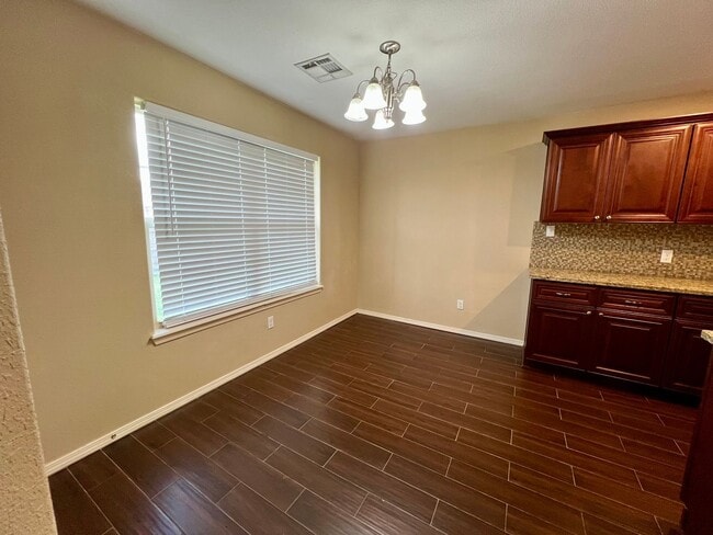 Building Photo - 511 Ridge Point Dr