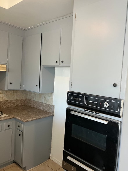 Building Photo - 1116 E Elk Ave