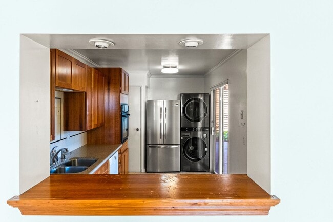 Building Photo - Beautiful 2 Bedroom Corner Unit on the Bea...