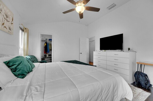 Building Photo - 333 SW Dwight Ave