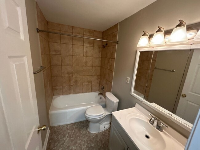 Building Photo - 887 Par Ave