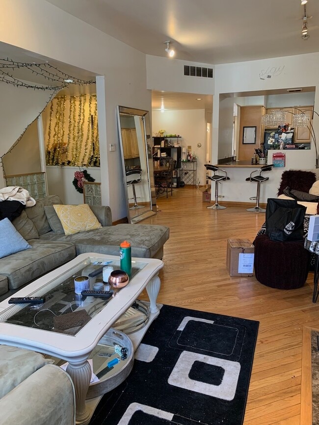 Building Photo - 711 W Briar Pl