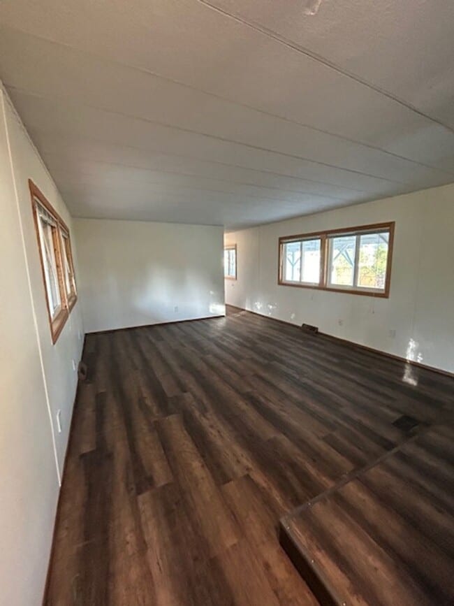 Building Photo - Quiet 2 bed 1 bath in Hamilton