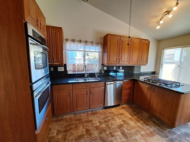 Building Photo - 143 Buttercup Cir