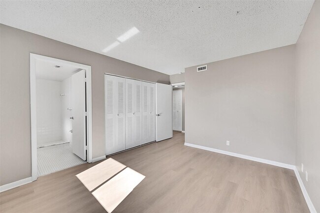 Building Photo - 719 Gardens Dr