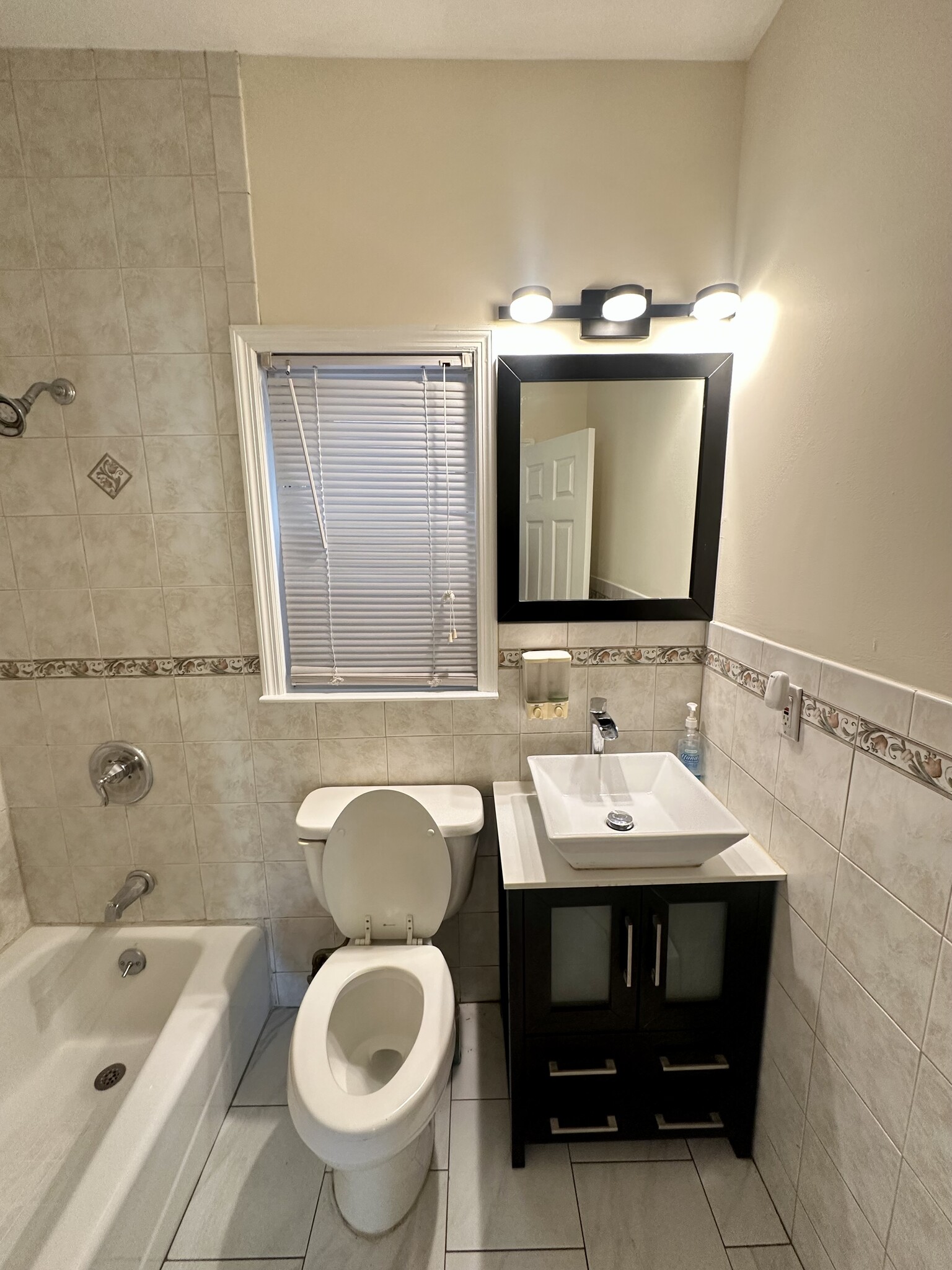 Building Photo - 1820 Unionport Rd