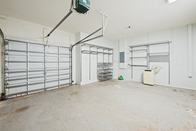 Building Photo - Spacious Waterfront 3-bedroom 3-bath Singl...