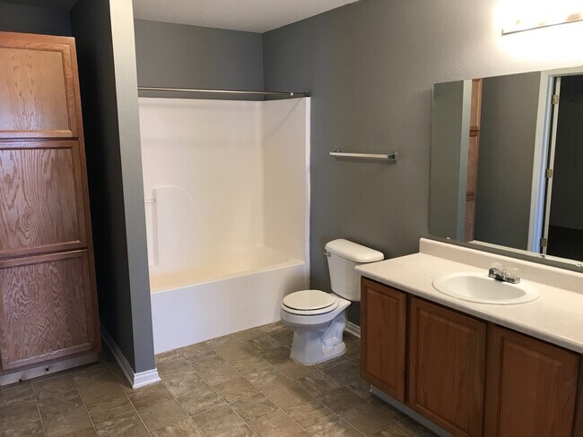 Building Photo - Greenfield - 4 Bedroom