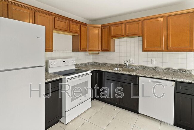 Building Photo - 650 Sherwood Dr