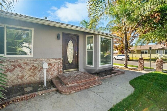 Building Photo - Welcome to this freshly RENOVATED three-bed, two-bath home in a calm Winnetka