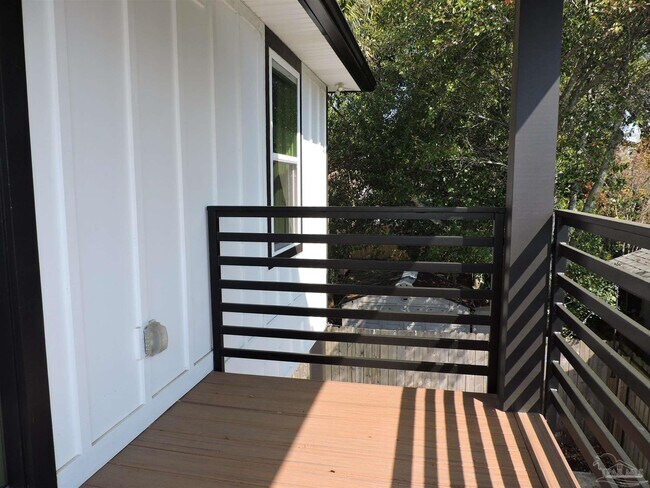 Building Photo - 1702 E La Rua St