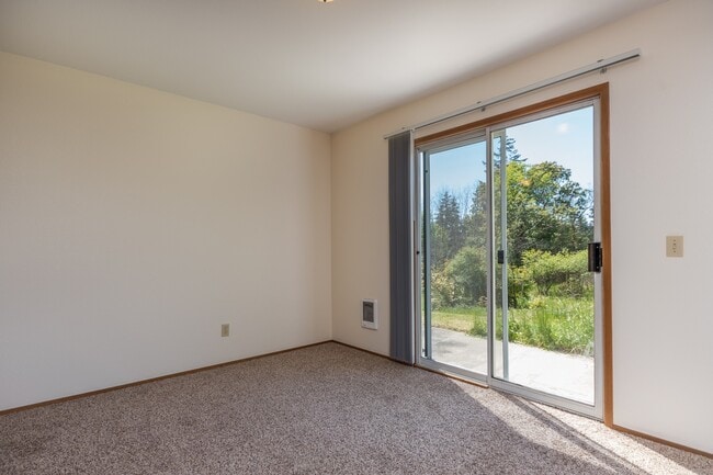 Building Photo - 3 Bedroom Townhome