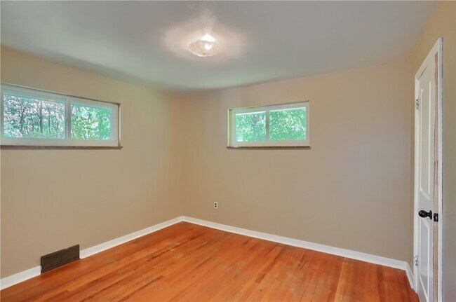 Building Photo - 194 Woodridge Dr