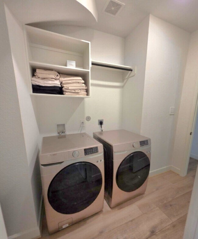 Building Photo - 15365 Legacy Pk Wy