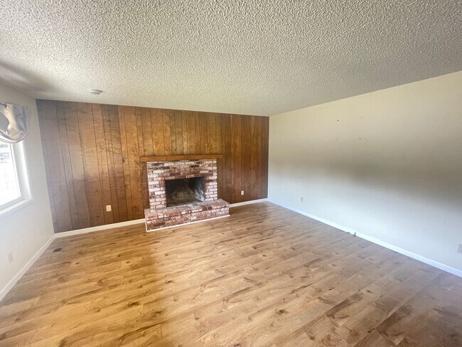 Building Photo - 4590 Excelsior Rd