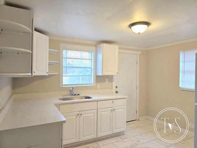 Building Photo - 39 Lissner Ave