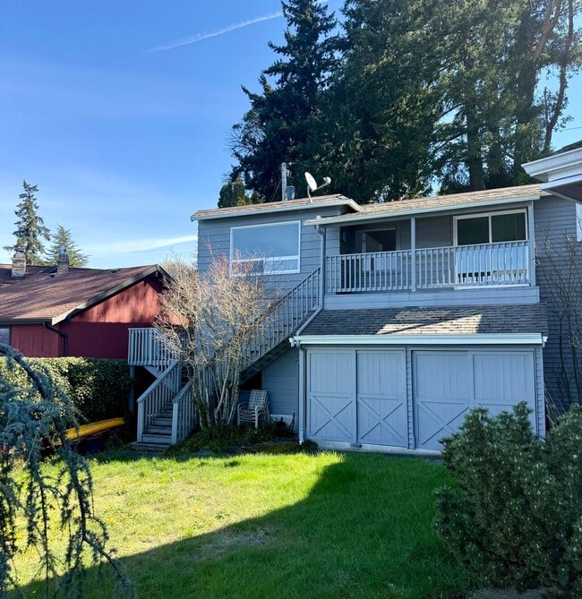 Building Photo - Unit with gorgeous water view in Bremerton.