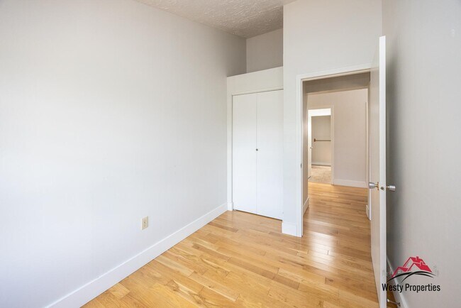 Building Photo - 2407 NE Skidmore St