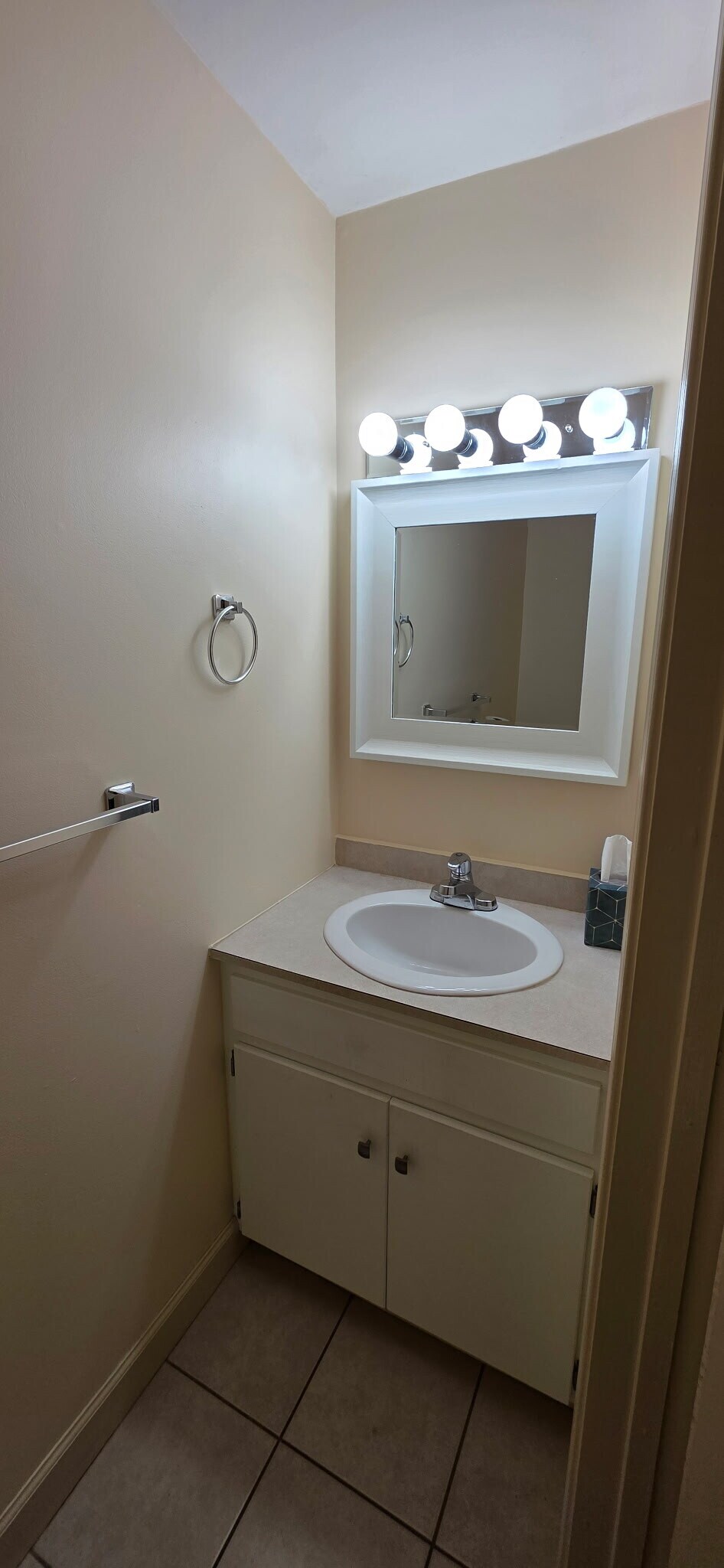 1/2 Bath - 23 Mill St