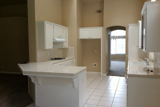Building Photo - Beautiful 4 Bedroom home in the Clovis District