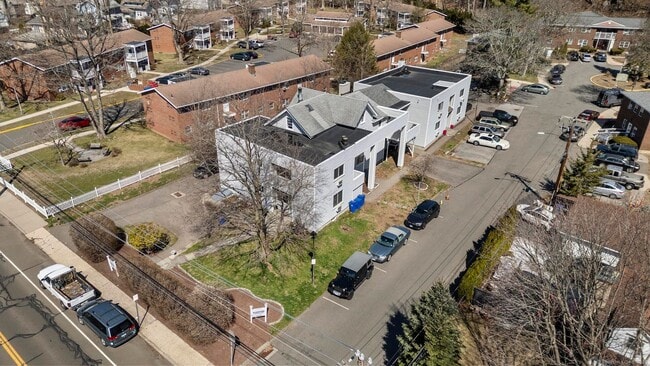 Building Photo - Newly Renovated 1 Bedroom Apartment