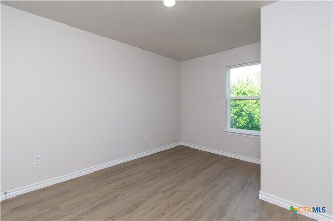Building Photo - 802 White Meadow Ln