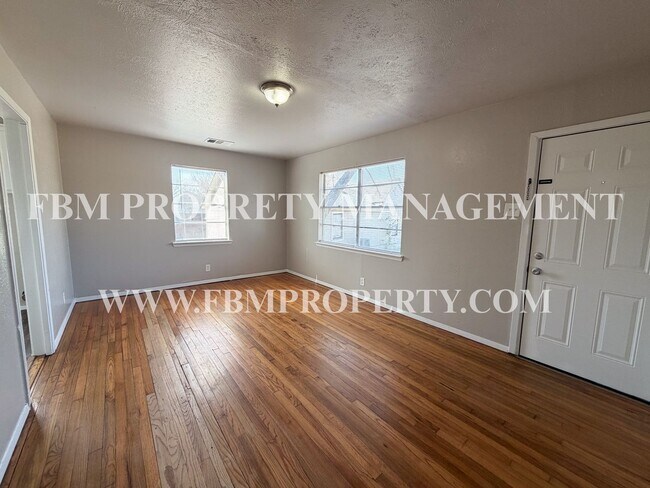 Building Photo - 410 N Flat St