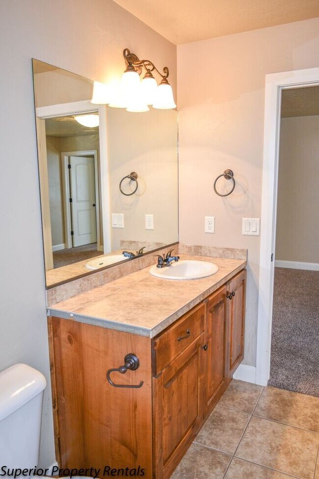 Building Photo - 4 bed, 2.5 bath duple unit w/2 car garage