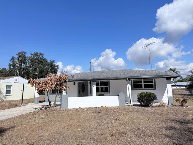 Building Photo - 4-bedroom, 2-bathroom