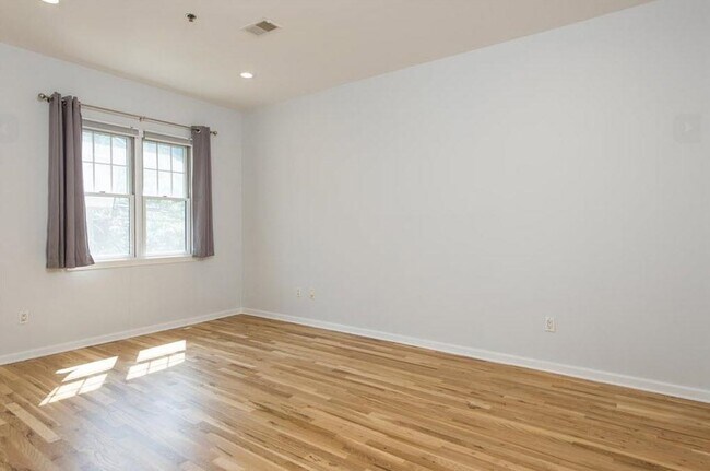 Building Photo - 108 Monroe St