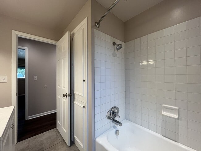 Building Photo - Charming Single-Level 3 Bedroom Home with Spacious Fenced Backyard, Landscaping Included & Great ...