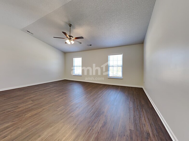 Building Photo - 5069 Thornton Dr