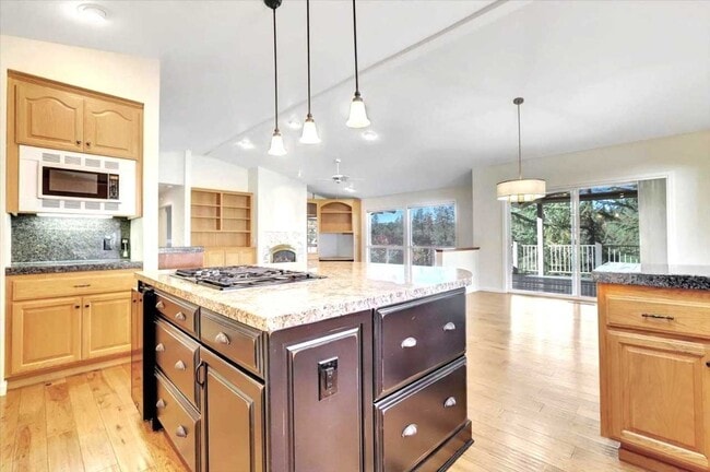 Building Photo - Golf Course 3/2 home in Lake Wildwood, Pen...